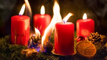 Brandgefahr durch einen brennenden Adventskranz an Weihnachten