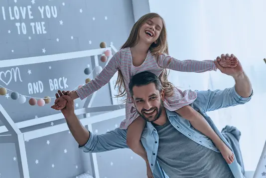 Haus-Vater-Tochter-Wohnen-Serie-4-13 Vater trägt seine Tochter auf den Schultern und sie genießen Ihre Freizeit zuHause.