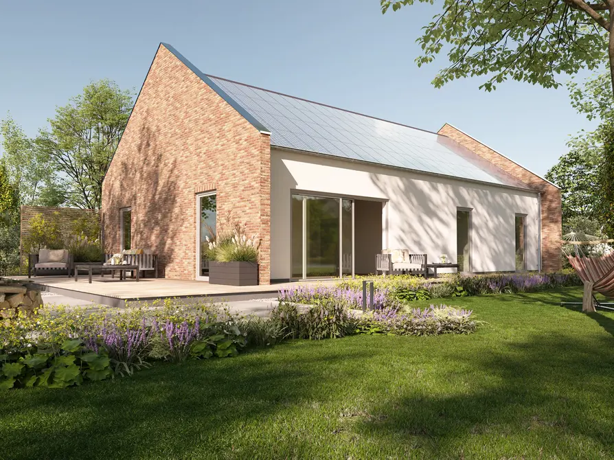 Massivhaus Bungalow 100 NOVO mit markanten Klinkergiebeln und vollintegrierter Photovoltaikanlage für nachhaltiges Wohnen im eigenen Garten