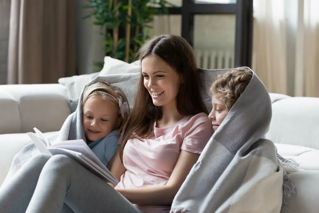 Haus-Familie-Wohnen-Serie-3-17 Mutter ließt mit Sohn und Tochter