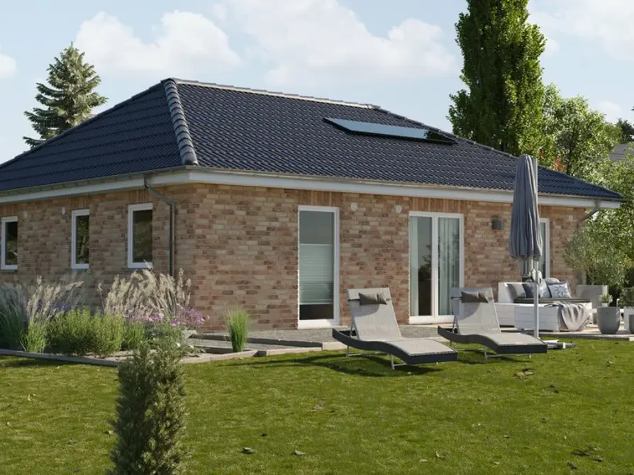 Der Bungalow 92 in der Variante Klinker Nr. 1 und Dach in Anthrazit mit Blick auf den Garten und Terrasse