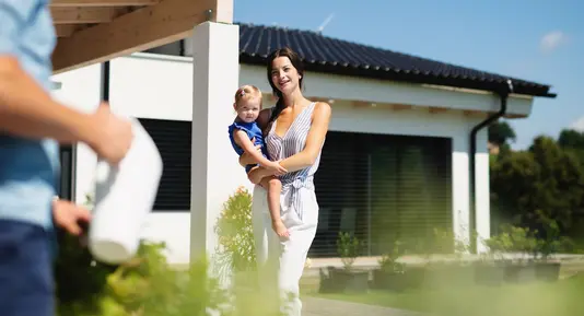 Familie vor ihrem sicheren Zuhause