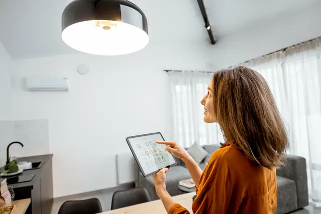 smart-home-technik-haus-bedienen-menschen-handy-geraet-08