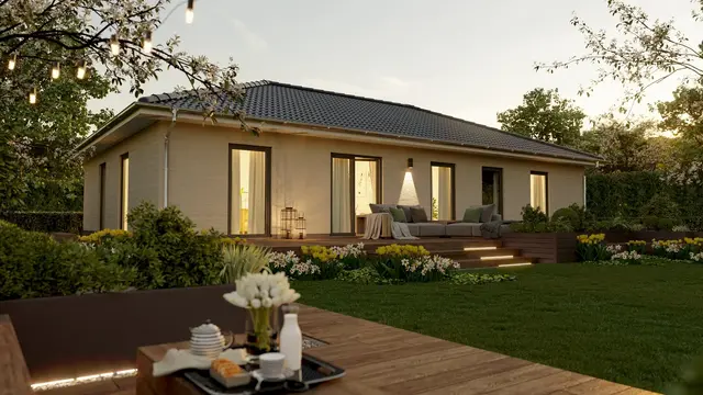 Der Bungalow 131 mit Blick in den Garten auf die Terrasse in Abendstimmung