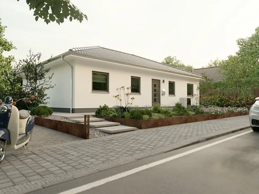 Straßenansicht des Bungalow 110 mit moderner Eingangssituation Bungalow 110 mit klarer Fassadengestaltung, Walmdach und attraktivem Vorgarten – Blick von der Straße
