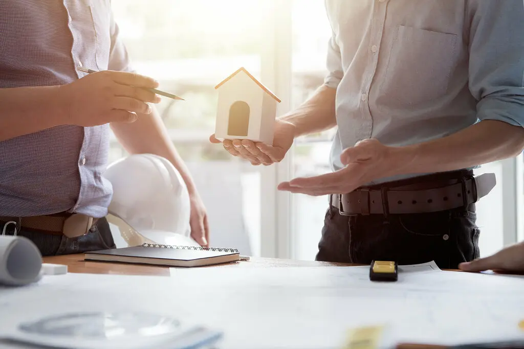 finanzierung-vertrag-termin-gespraech-unterlagen-03 Bauherr und Architket diskutieren die Bauleistungen.