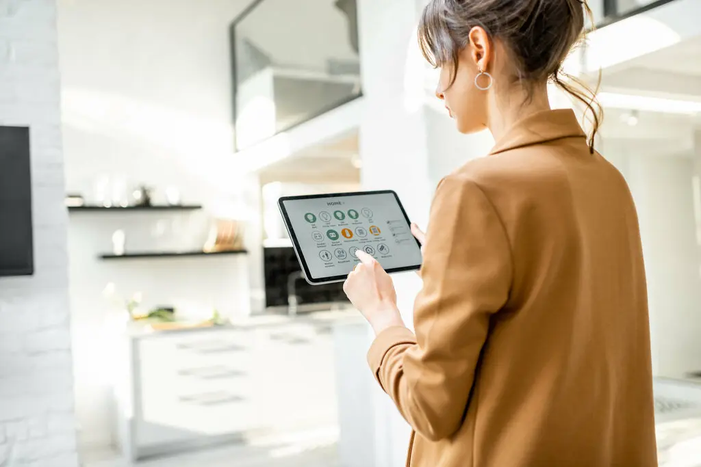 smart-home-technik-haus-bedienen-menschen-handy-geraet-03 Frau mit Tablet