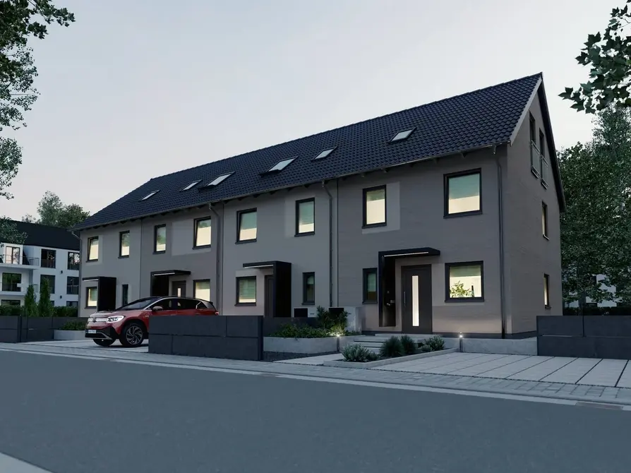 Reihenhaus Neubau Mainz 128 mit vier Wohneinheiten Straßenansicht am Abend Modernes Massivhaus Mainz 128 mit vier Wohneinheiten bei Abendlicht Straßenansicht mit Eingangsbereich